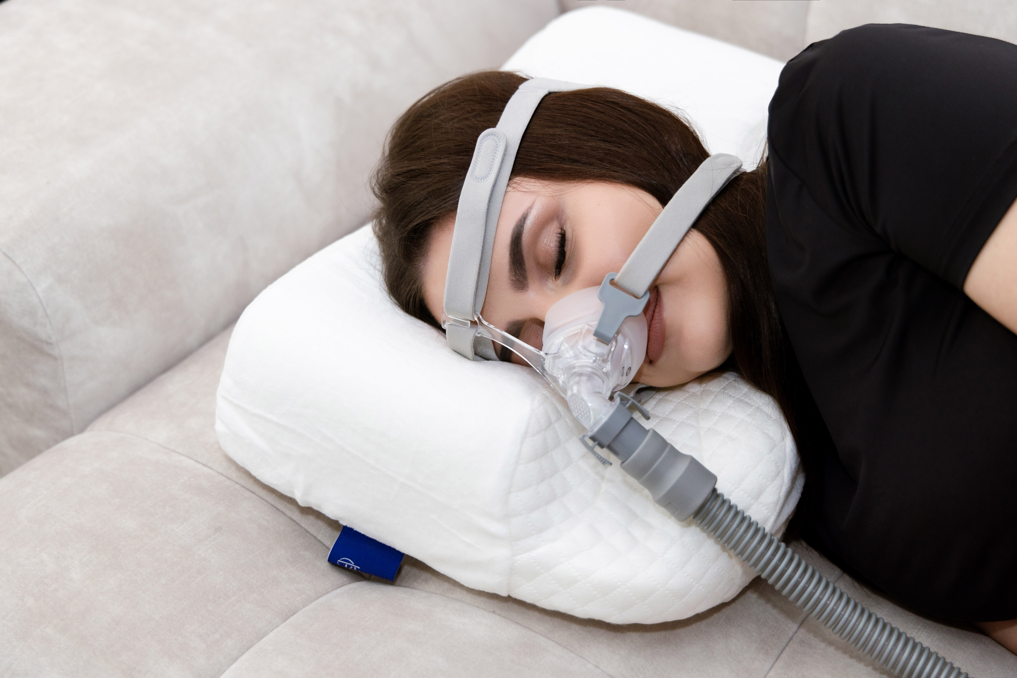 Ortopedický vankúš s výrezom pre spánok s CPAP maskou