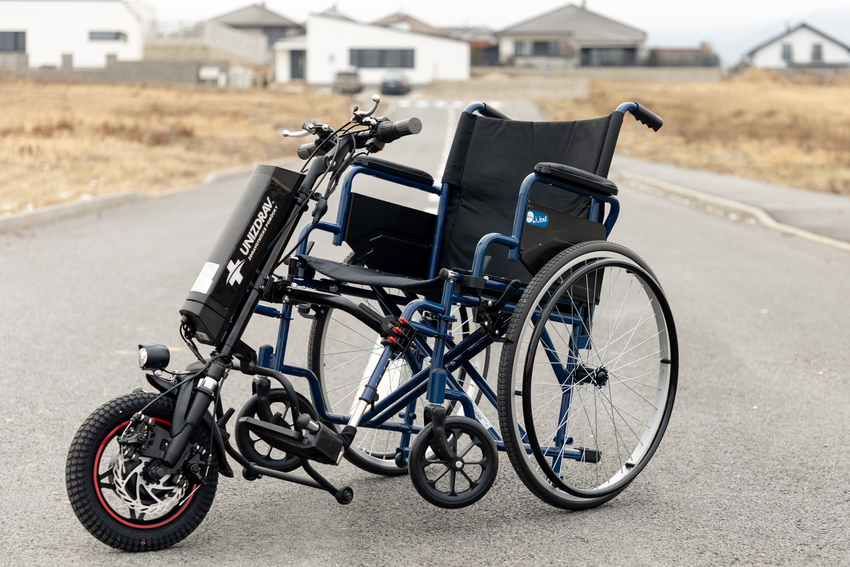 Prídavný pohon pre aktívny invalidný vozík