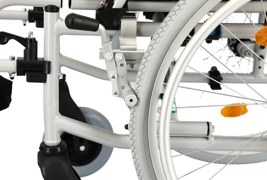 Invalidný vozík odľahčený s nastaviteľným ťažiskom
