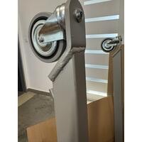 Elektrický zdvihák - BEZ ZÁVESNÉHO VAKU, MIERNE ZNEČISTENÉ KOLIESKA, ŠKRABANCE NA KONŠTRUKCII