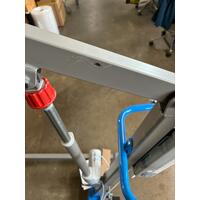 Elektrický zdvihák - BEZ ZÁVESNÉHO VAKU, MIERNE ZNEČISTENÉ KOLIESKA, ŠKRABANCE NA KONŠTRUKCII