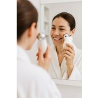 Masážny prístroj na tvár a krk s EMS funkciou