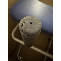 Pojazdné chodítko s podpazušnou oporou - ŠKRABANCE, PUKNUTÁ ČASŤ NA RÚČKE