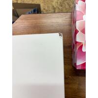 Nástenná biela drevená lekárnička – BEZ NÁPLNE - POŠKODENÝ ROH