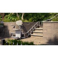 Stoličkový výťah Unizdrav so zatočenou koľajnicou