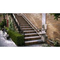 Stoličkový výťah Unizdrav so zatočenou koľajnicou