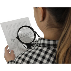 Zväčšovacia lupa okolo krku