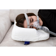 Ortopedický vankúš s výrezom pre spánok s CPAP maskou