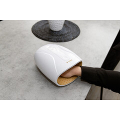 Elektrický masážny prístroj na terapiu rúk