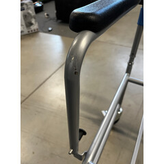 Toaletné kreslo pojazdné  Komoda 45 - MIERNE ŠKRABANCE NA KONŠTRUKCII