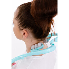 Masážna pomôcka na krčnú chrbticu so 6 valčekmi