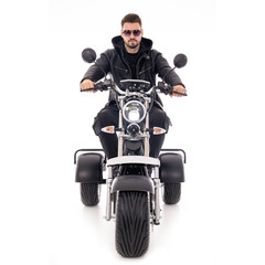 Elektrický CHOPPER UNIZDRAV PRO trojkolesový – výkonný 2000 W motor - NAJAZDENÝCH 56 KM, MIERNE ŠKRABANCE NA BLATNÍKU