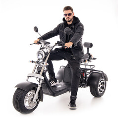 Elektrický CHOPPER UNIZDRAV PRO trojkolesový – výkonný 2000 W motor - NAJAZDENÝCH 56 KM, MIERNE ŠKRABANCE NA BLATNÍKU