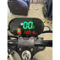 Elektrický Chopper UNIZDRAV - MIERNE ŠKRABANCE NA RÁME A PRI OSKE PREDNÉHO KOLESA, NAJAZDENÝCH 13 KM