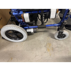 Elektrický invalidný vozík so svetlami, 46 cm - VÝSTAVNÝ KUS, ZNEČISTENÉ PNEUMATIKY/STÚPAČKY