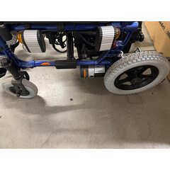 Elektrický invalidný vozík so svetlami, 46 cm - VÝSTAVNÝ KUS, ZNEČISTENÉ PNEUMATIKY/STÚPAČKY