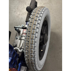 Elektrický invalidný vozík so svetlami, 46 cm - VÝSTAVNÝ KUS, ZNEČISTENÉ PNEUMATIKY/STÚPAČKY