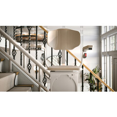 Stoličkový výťah Unizdrav so zatočenou koľajnicou