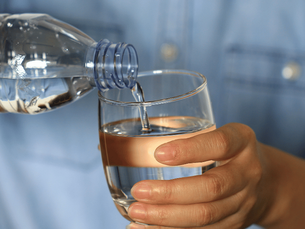 Účinky vodíkovej vody: Ako funguje a oplatí sa ju piť?