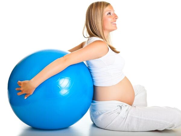 Cvičenie s fit loptou v tehotenstve.