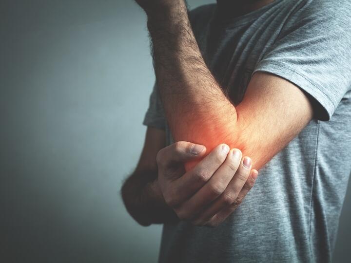 Čo pomáha na tenisový lakeť