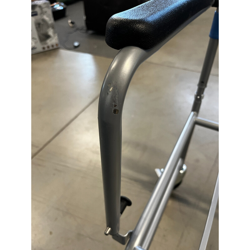 Toaletné kreslo pojazdné  Komoda 45 - MIERNE ŠKRABANCE NA KONŠTRUKCII