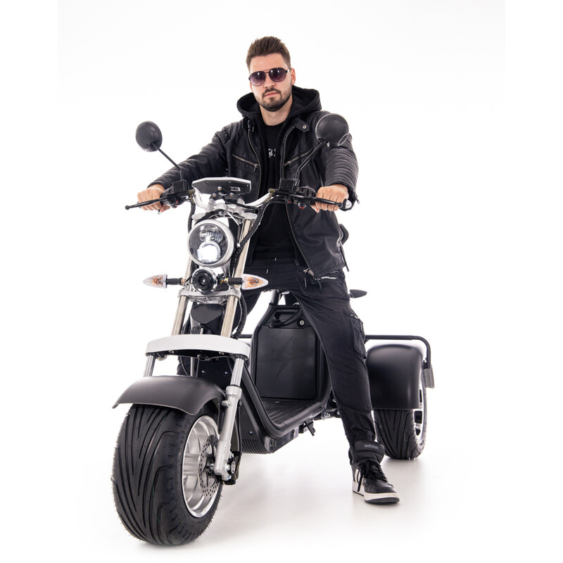 Elektrický CHOPPER UNIZDRAV PRO trojkolesový – výkonný 2000 W motor - NAJAZDENÝCH 56 KM, MIERNE ŠKRABANCE NA BLATNÍKU