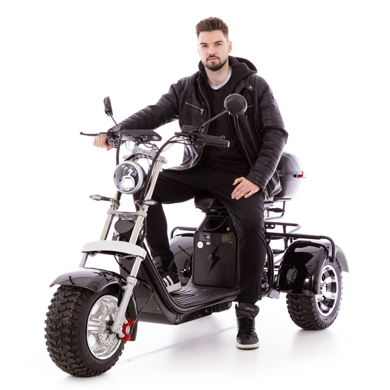 Elektrický Chopper UNIZDRAV PRO trojkolesový – výkonný 2000 W motor - HRDZA NA KONŠTRUKCII PRI BLATNÍKOCH, NAJAZDENÝCH 10 KM