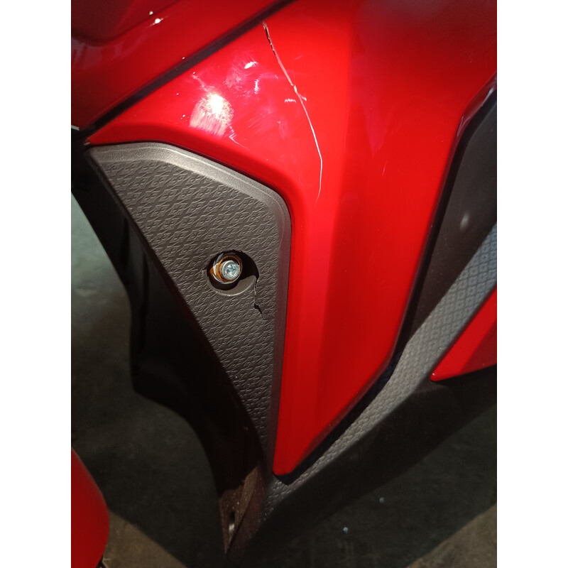 Elektrická motorka e-Flex, červená - PRASKLINA NA PLASTE V PREDNEJ ČASTI