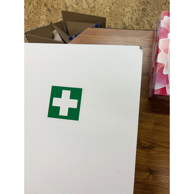 Nástenná biela drevená lekárnička – BEZ NÁPLNE - POŠKODENÝ ROH