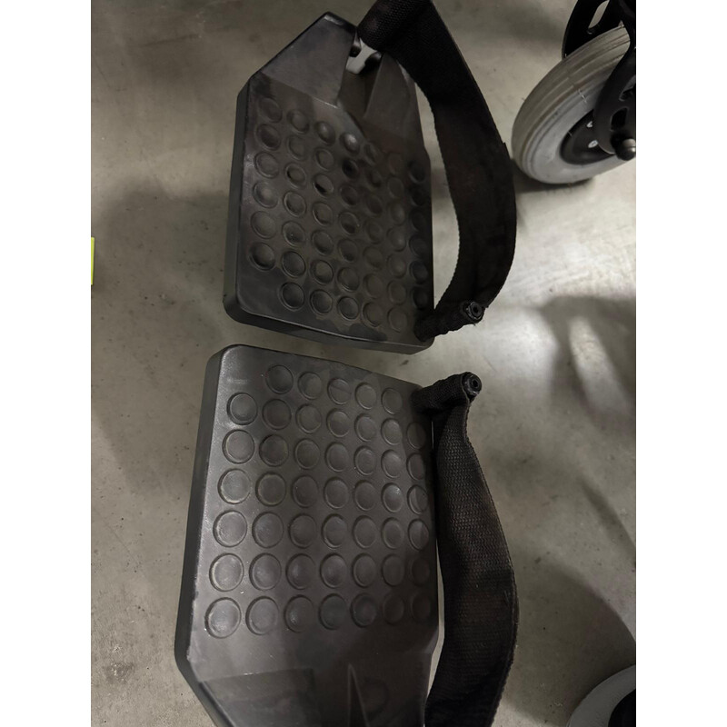 Elektrický invalidný vozík so svetlami, 46 cm - VÝSTAVNÝ KUS, ZNEČISTENÉ PNEUMATIKY/STÚPAČKY