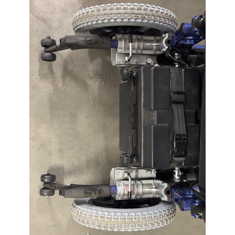 Elektrický invalidný vozík so svetlami, 46 cm - VÝSTAVNÝ KUS, ZNEČISTENÉ PNEUMATIKY/STÚPAČKY