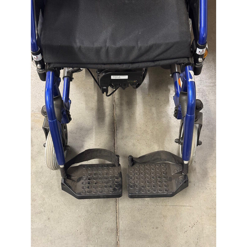 Elektrický invalidný vozík so svetlami, 46 cm - VÝSTAVNÝ KUS, ZNEČISTENÉ PNEUMATIKY/STÚPAČKY