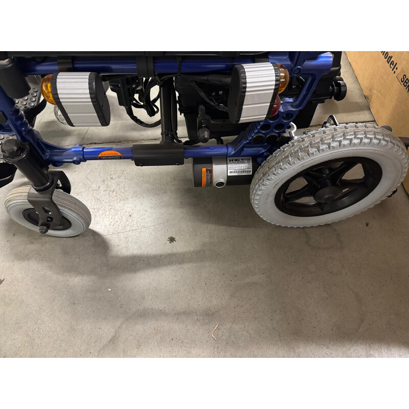 Elektrický invalidný vozík so svetlami, 46 cm - VÝSTAVNÝ KUS, ZNEČISTENÉ PNEUMATIKY/STÚPAČKY