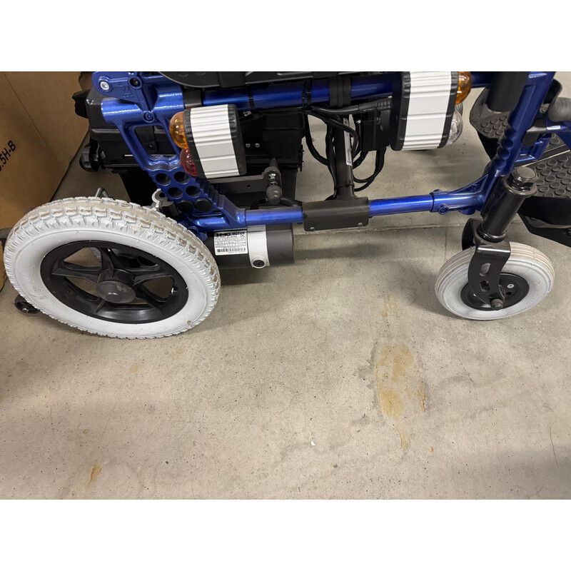 Elektrický invalidný vozík so svetlami, 46 cm - VÝSTAVNÝ KUS, ZNEČISTENÉ PNEUMATIKY/STÚPAČKY