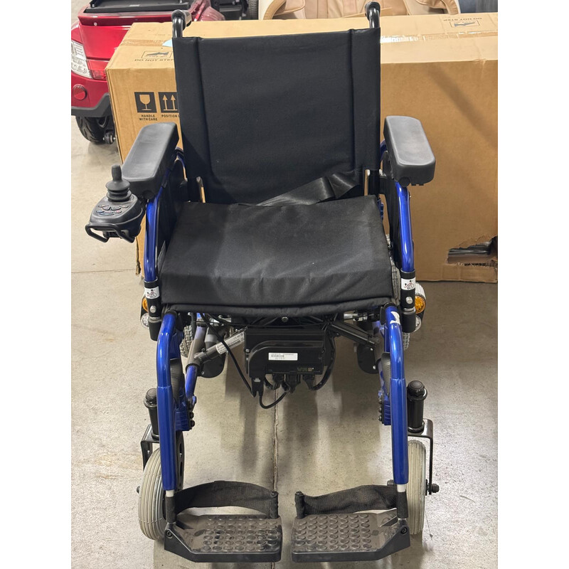 Elektrický invalidný vozík so svetlami, 46 cm - VÝSTAVNÝ KUS, ZNEČISTENÉ PNEUMATIKY/STÚPAČKY