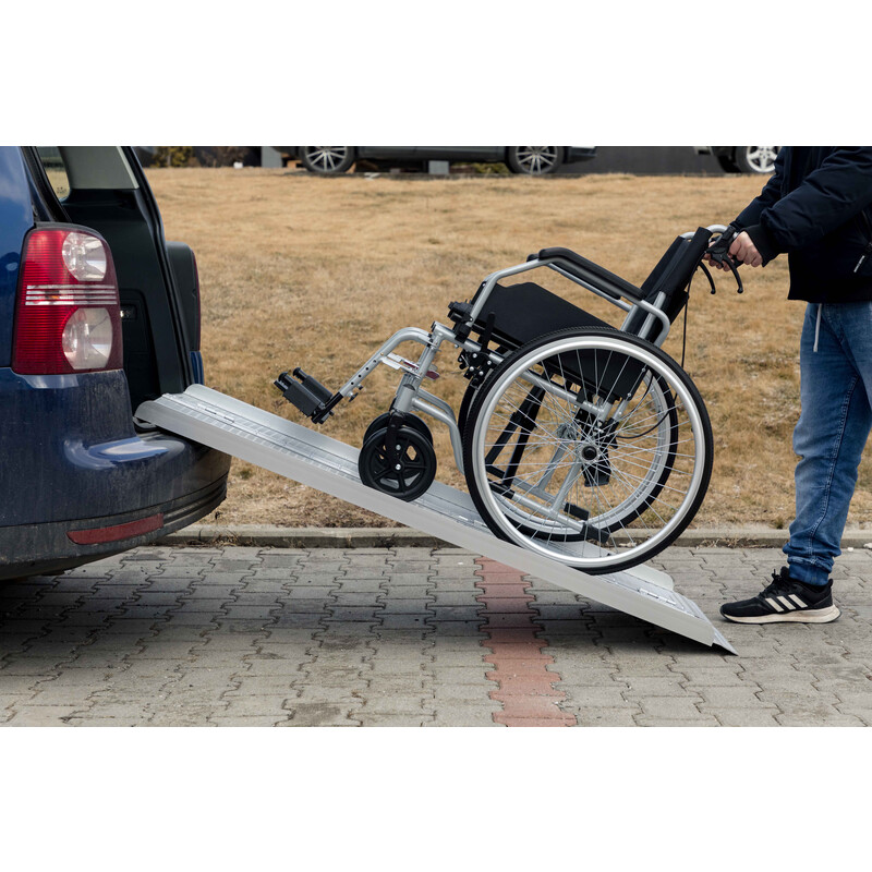 Sklápacia nájazdová rampa, 150 cm - POŠKODENÝ ROH