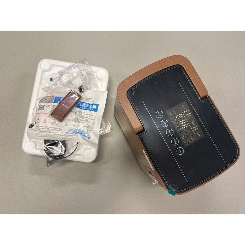 Kyslíkový koncentrátor s hlasovým výstupom UNIZDRAV, 7 l/min, imitácia dreva (Používaný kus)